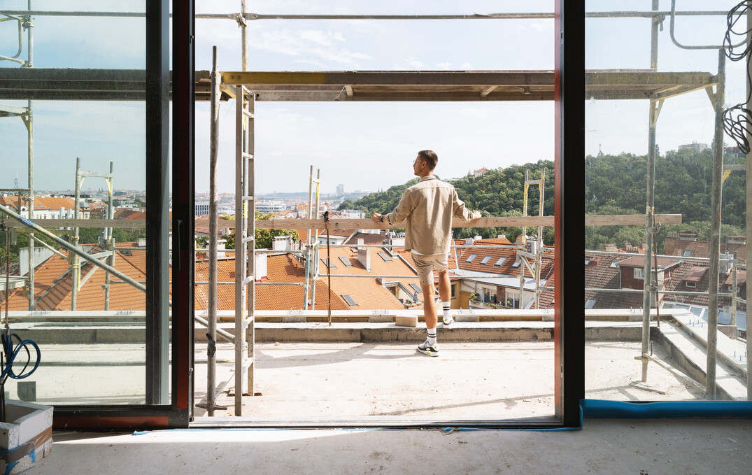 Světoznámý fotograf buduje na Smíchově ateliér s dechberoucím výhledem